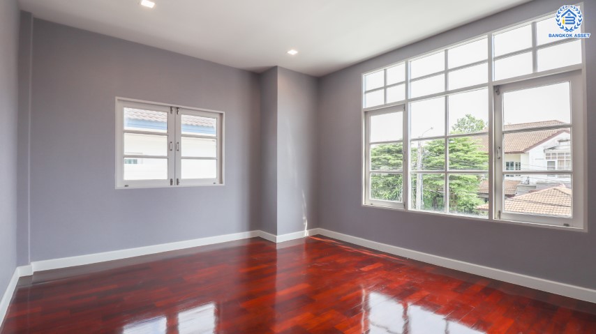 บ้านมือสองตกแต่งใหม่ ม.ราชพฤกษ์ บางบอน 4 หลังมุม! บนเนื้อที่มากถึง 106.6 ตร.ว. ฟังก์ชัน 3 ห้องนอน 4 ห้องน้ำ 1 ห้องแม่บ้าน 4 ที่จอดรถ พื้นที่สนามหญ้าด้านข้างกว้างกว่าถึง 240 ตร.ม. บนทำเลคุณภาพ เชื่อมต่อหลายเส้นทาง ใกล้เดอะมอลล์บางแค จุดขึ้นทางด่วน "เพชรเกษม" และรถไฟฟ้า "สถานีหลักสอง"